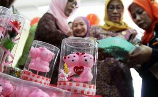 FOTO VALENTINE’S DAY : Cokelat Berkondom Diburu di Kediri