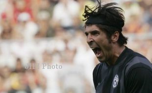 BINTANG SEPAK BOLA : Berisik Saat Bercinta, Buffon Diprotes Tetangga