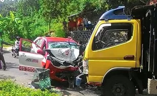 KECELAKAAN PONOROGO : Duarr...Avanza Ini Seruduk Truk. Inilah Penyebabnya