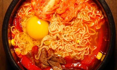 RESEP MASAKAN : Ini Cara Bikin Ramen Telur Kari Pedas