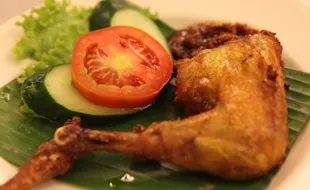 KULINER SOLO : Sajikan Sambal Khas, Ayam Goreng di Restoran Ini Dijamin Bikin Ketagihan