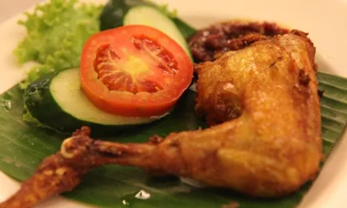 KULINER SOLO : Sajikan Sambal Khas, Ayam Goreng di Restoran Ini Dijamin Bikin Ketagihan