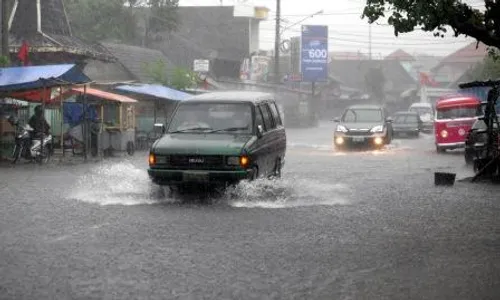 BENCANA BANJIR : Terjebak Banjir, Dua Warga Dievakuasi