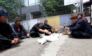 FOTO KPK VS POLRI, Polisi Tidur Pun Diruat