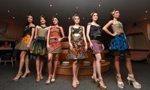 FASHION SHOW : Wow, 3 Desainer Muda Ini Pamerkan Karya Anyar