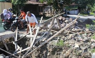 JALAN RUSAK SRAGEN : Lubang Jalan Hambat Aktivitas Warga Gemolong