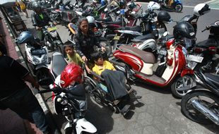 FOTO PENATAAN MALIOBORO : Banyak Motor di Trotoar, Bagaimana Cara Kursi Roda Lewat?