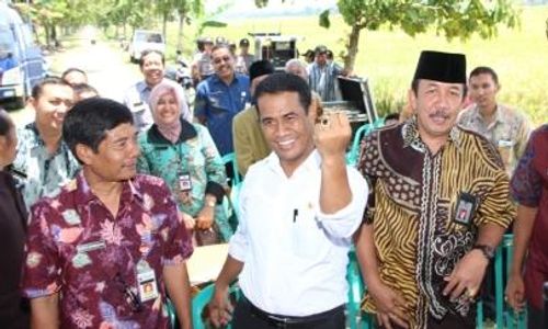 KUNJUNGAN MENTERI : Batu Akik Fosil Tanaman Sragen Jadi Cendera Mata Mentan