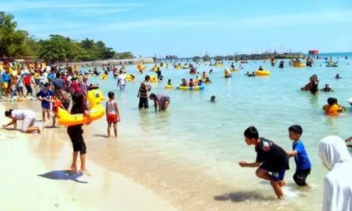 WISATA JATENG : Pengunjung Pantai Bandengan Jepara Membeludak