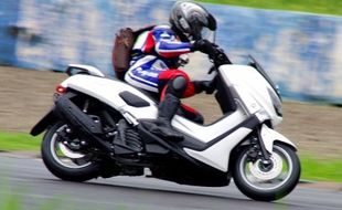 SEPEDA MOTOR YAMAHA : Yamaha NMax 150 Nyaman Buat Selonjor