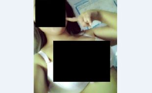 FOTO VULGAR MAHASISWI UIN : Pasang Selfie Hot, RA Diusir dari Kampus