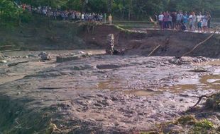 BANJIR MADIUN : Mengerikan, Inilah Penampakan Banjir Bandang yang Telan 2 Nyawa