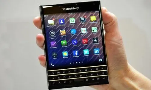 HARI KASIH SAYANG  :  Blackberry Passport Didiskon Rp1,2 Juta