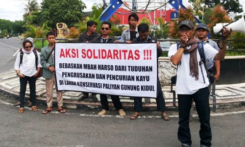 KASUS MENYINGKIRKAN KAYU DIBUI : Anak Mbah Harso Sempat Menangis Sebelum Sidang Digelar