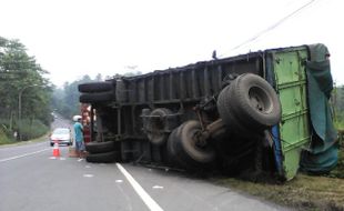 KECELAKAAN BOYOLALI : Tak Kuat Menanjak, Truk Gandeng Ini Terguling di Ampel