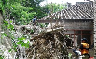 LONGSOR SLEMAN : Satu Rumah di Seyegan Diterjang Longsor