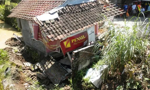 LONGSOR SUKOHARJO : Tebing Kali Longsor, Warung Satai di Nguter Sukoharjo Roboh