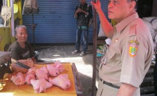 PASAR IR. SOEKARNO SUKOHARJO : Nekat Jualan di Luar Pasar, Disperindag Ancam Cabut SIP Pedagang