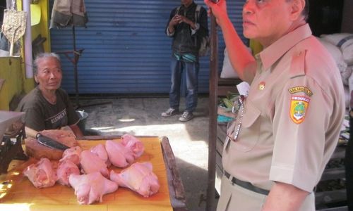 PASAR IR. SOEKARNO SUKOHARJO : Nekat Jualan di Luar Pasar, Disperindag Ancam Cabut SIP Pedagang