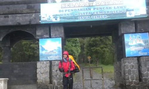 PUNCAK LAWU : Anda akan Temukan Kata-Kata Indah Ini di Depan Gapura Lawu