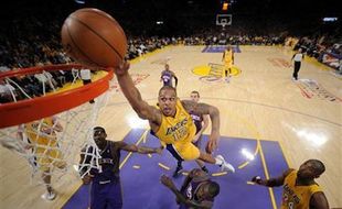 NBA 2014/2015 : LA Lakers Bungkam Milwaukee Bucks