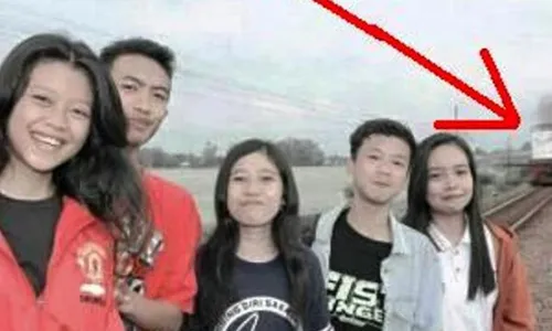 FOTO SELFIE MAUT : Beredar, Foto Detik-Detik Kereta Api Menghantam Remaja SMK