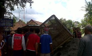 TAMBANG PASIR MERAPI : Geram, Warga Secara Paksa Turunkan Material