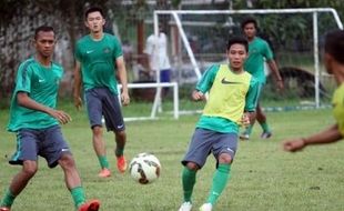 UJI COBA TIMNAS INDONESIA : Bantai Persigar, Permainan Garuda Muda Meningkat