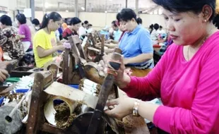 TUNJANGAN HARI RAYA : 60.285 Buruh Rokok di Kudus Terima THR