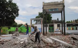 PEMBANGUNAN BOYOLALI : Bekas Gedung Disbudpar Dibongkar