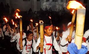 FOTO BANDUNG LAUTAN API : Pawai Obor Kenang Bandung Lautan Api