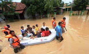 FOTO BANJIR INDRAMAYU : Warga Mengungsi, PMI Turun Tangan