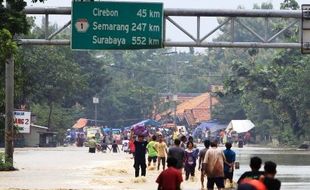 FOTO BANJIR INDRAMAYU : Duh, Jalur Pantura Putus Gara-Gara Banjir!