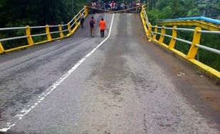 FOTO BANJIR TRENGGALEK : Jembatan Putus, Trenggalek-Ponorogo Terganggu