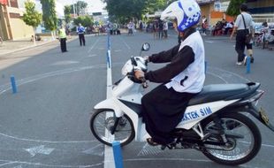 FOTO CAR FREE DAY : Ada Lintasan Ujian SIM di CFD Madiun