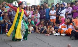 FOTO CAR FREE DAY : Kembang Tanjung Disajikan di CFD Madiun