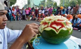 FOTO CAR FREE DAY : Ukir Buah Diperagakan di CFD Madiun