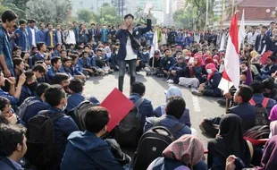 FOTO DEMO MAHASISWA : BEM Kritik Jokowi-JK, Risma Menghampiri