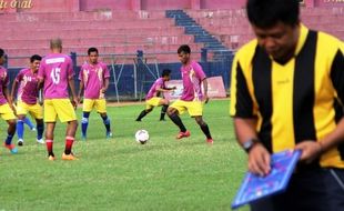 FOTO DIVISI UTAMA 2015 : Persik Kediri Matangkan Persiapan Laga