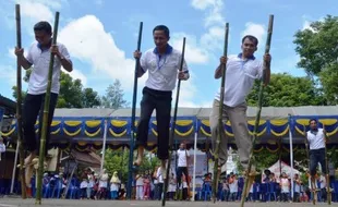 FOTO FESTIVAL DOLANAN TADISIONAL : Di Mapolres, Madiun Lestarikan Egrang