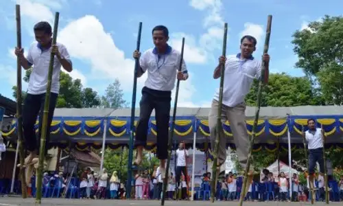 FOTO FESTIVAL DOLANAN TADISIONAL : Di Mapolres, Madiun Lestarikan Egrang