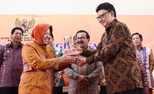 PILKADA JAKARTA : Risma: Surabaya Rp7,9 Triliun, Ahok dengan 5 Wali Kota & Rp64 Triliun