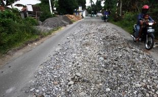 FOTO JALAN RUSAK SOLO : Duh, Jalan Rusak Solo Hanya Diuruk Batu