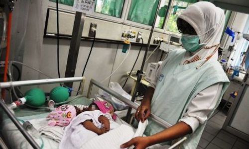 FOTO KEMBAR SIAM SIDOARJO : Dempet Dada, 2 Bayi ke RSUD dr Soetomo