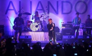 KONSER MUSIK : Duh, Ada Ibu-Ibu Ingin Buka Celana di Konser Aliando