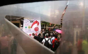 FOTO KPK VS POLRI : Demonstran Tuntut Penuntasan 22 Kasus