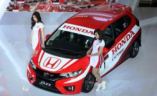 FOTO MOBIL TERBARU : Ini Pesona Honda Jazz Balap dan SPG-nya