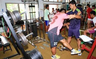 FOTO PERSIS SOLO : Asah Stamina, Persis Berlatih Dalam Ruang