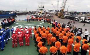 FOTO PESAWAT AIRASIA DITEMUKAN : Badan Airasia QZ 8501 Diserahkan ke KNKT