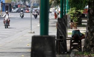 FOTO TAMAN KOTA SOLO : Di Solo, Warga Leluasa Tidur di Taman